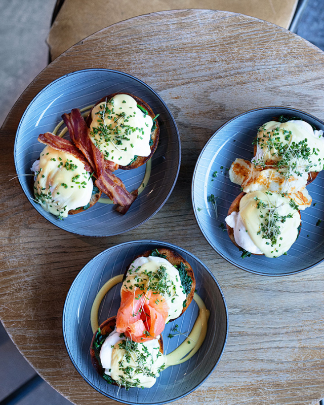 EGGS BENEDICT med valfritt tillbehör