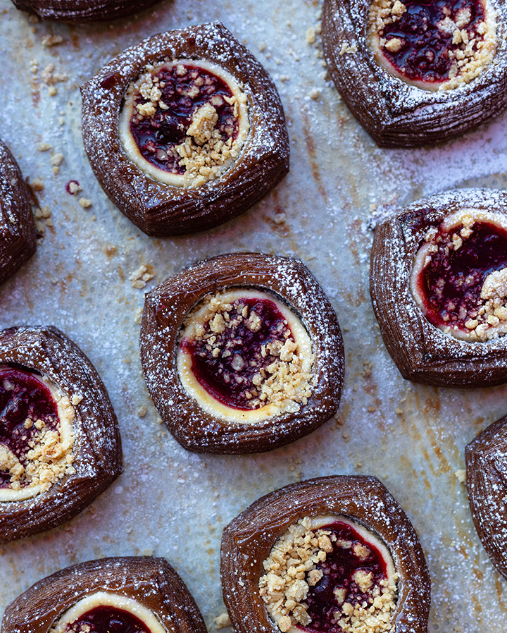 Chokladwienerbröd med vit chokladcheesecake och körsbärskompott Bun MR Cake