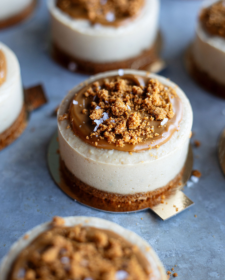 CARAMEL CHEESECAKE vegan bakelse i gruppen KAFÉER & SORTIMENT / BAKELSER hos MR CAKE (210032)