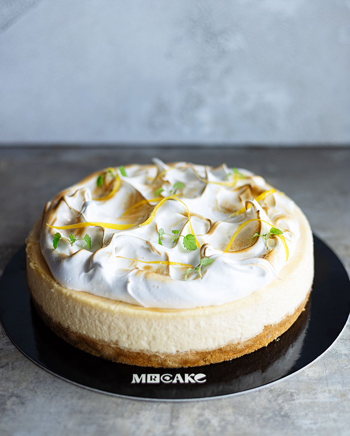 LEMON MARÄNG CHEESECAKE - Tårta med 12 stora bitar i gruppen KAFÉER & SORTIMENT / CAKES & CHEESECAKES hos MR CAKE (220008)