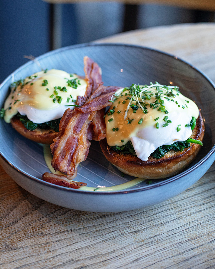 EGGS BENEDICT med valfritt tillbehör