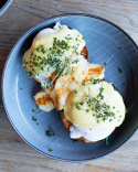 EGGS BENEDICT med valfritt tillbehör