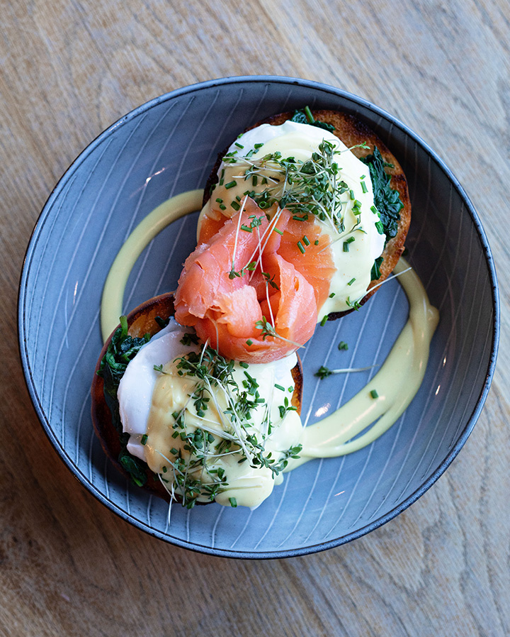 EGGS BENEDICT med valfritt tillbehör