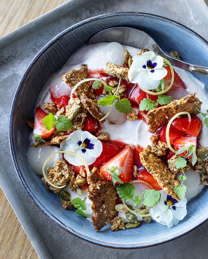 JORDGUBBSYOGHURT BOWL i gruppen KAFÉER & SORTIMENT / BRUNCH - WEEKEND hos MR CAKE (300013)
