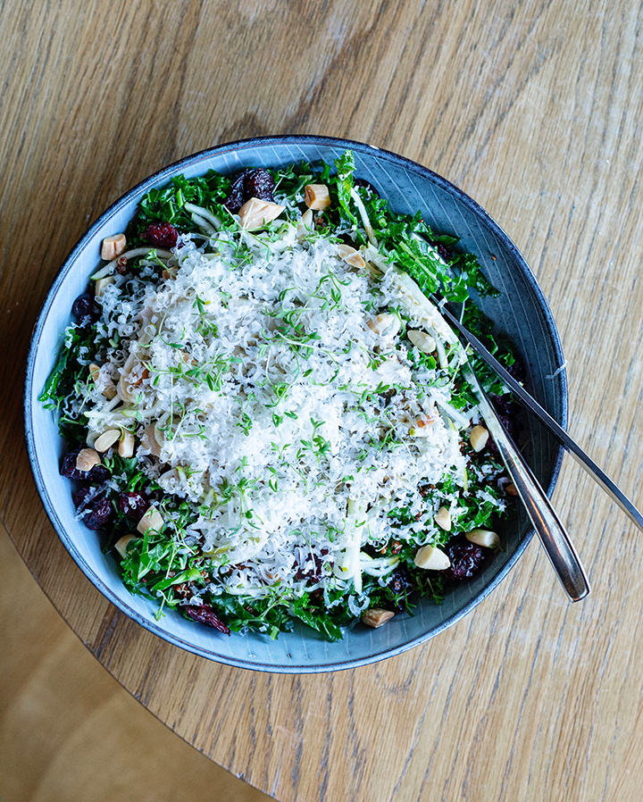 KALE KYCKLINGSALLAD i gruppen KAFÉER & SORTIMENT / MAT MÅN-FRE hos MR CAKE (300019)