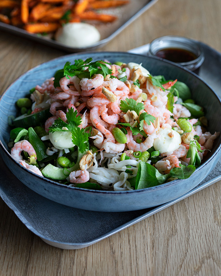 ASIATISK NUDELSALLAD med räkor eller friterad tofu i gruppen KAFÉER & SORTIMENT / MAT MÅN-FRE hos MR CAKE (300040)