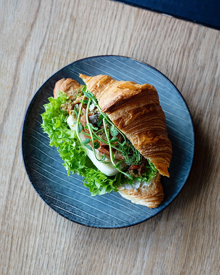 CROISSANT MED TOMAT OCH MOZZARELLA i gruppen KAFÉER & SORTIMENT / BRUNCH - WEEKEND hos MR CAKE (310010)